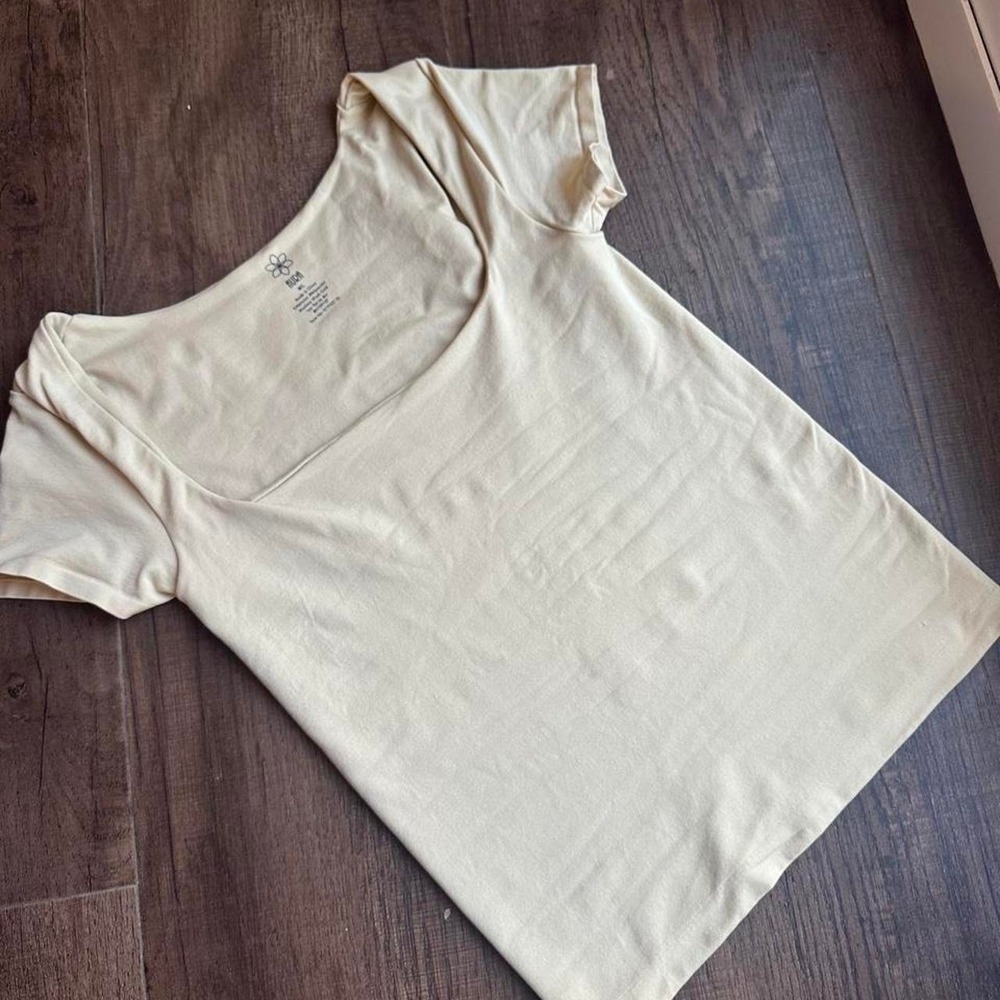 Women's Cream Fitted Fitness Top Size M/L Athletic Workout Activewear